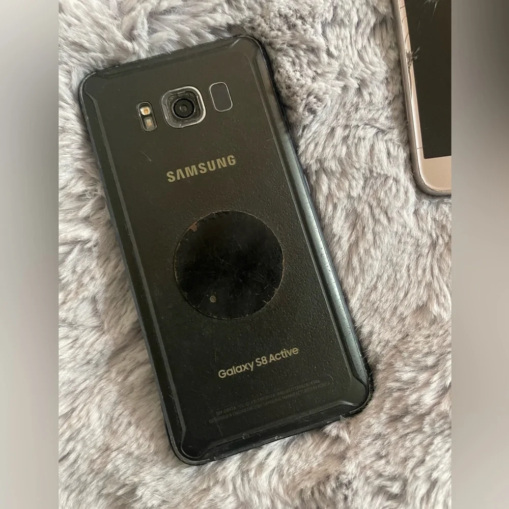 Bundle of smartphones Samsung and iPhone XR